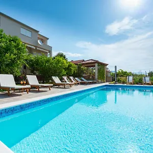 Apartment Duje, Kastela